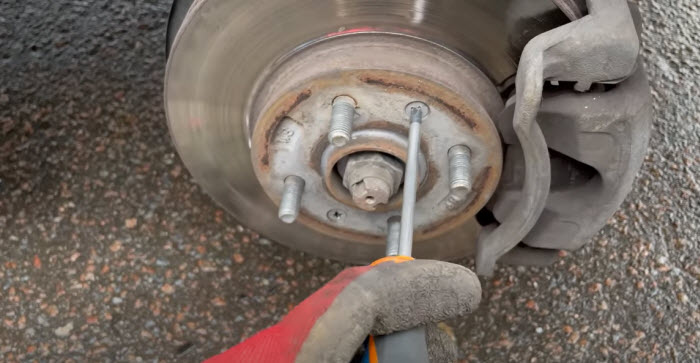 Руководства по ремонту Киа Церато: замена тормозного диска тормозного механизма заднего колеса